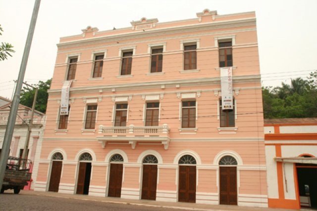 Fachada histórica do Muhpan, casarão rosa no Porto Geral de Corumbá
