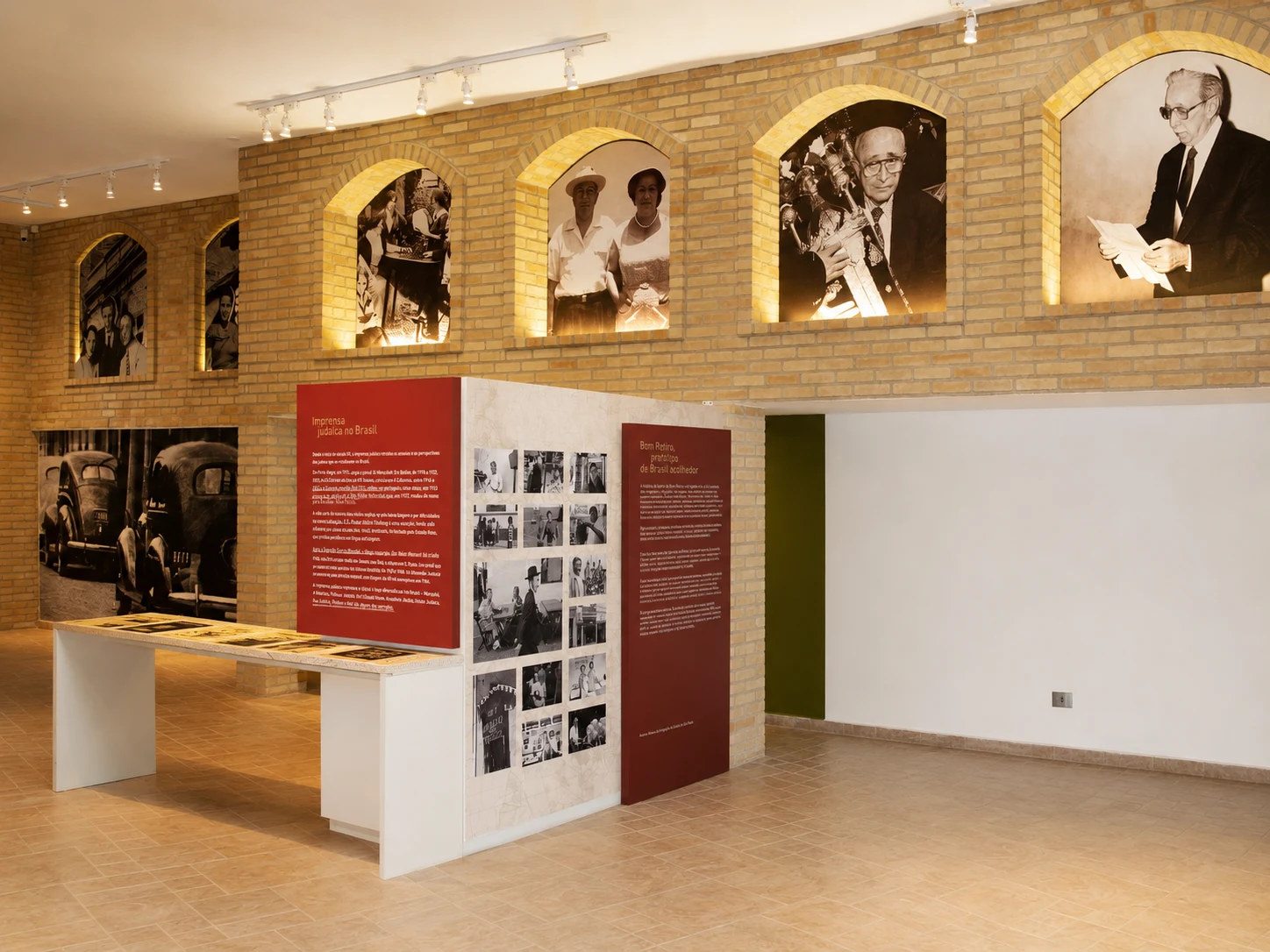 Memorial da Imigração Judaica – sala com painéis sobre a imprensa judaica no Brasil
